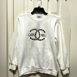 NWT- Chanel winter white sweater with CC logo - size M/L